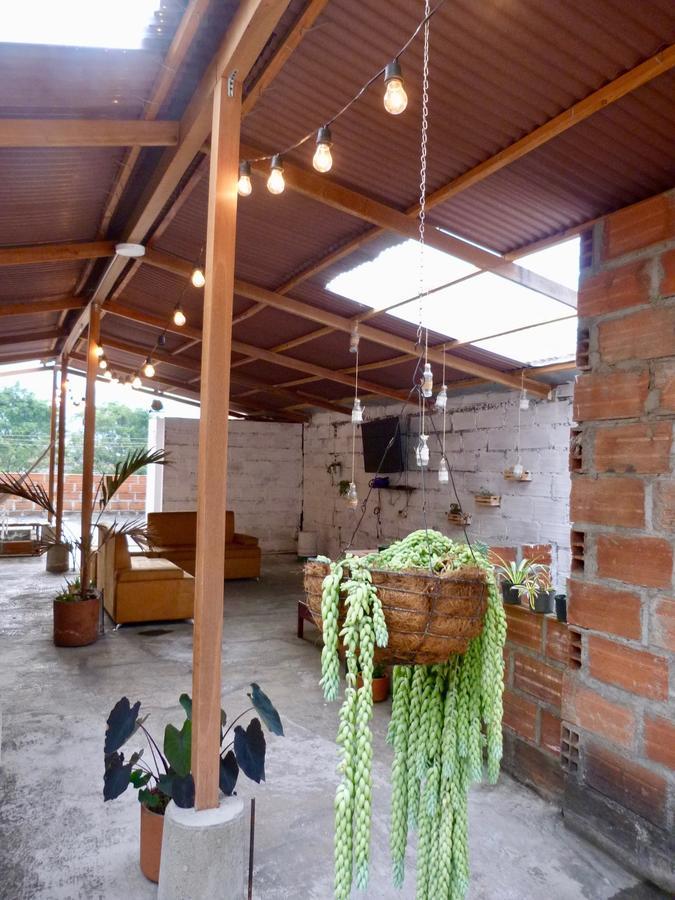 El Descanso Donde Sara Hostel Меделин Екстериор снимка