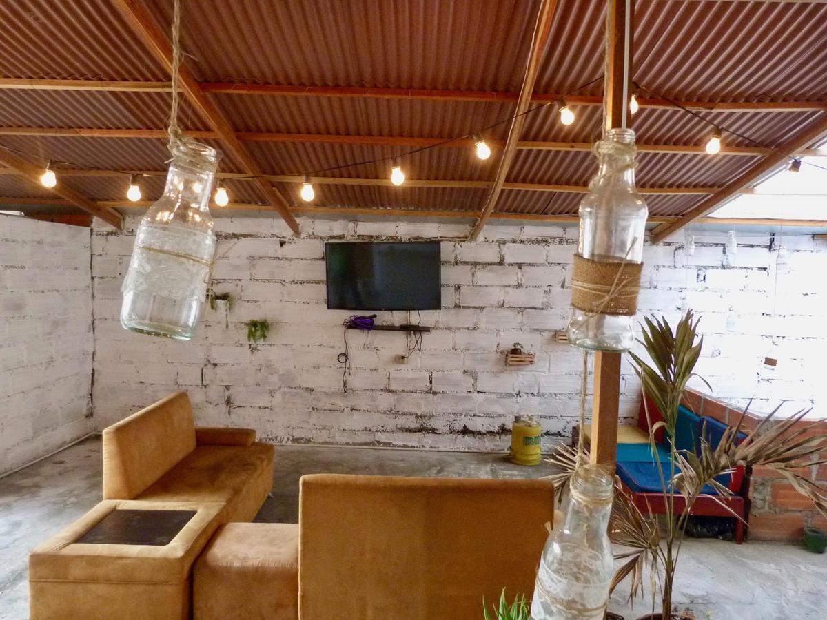 El Descanso Donde Sara Hostel Меделин Екстериор снимка
