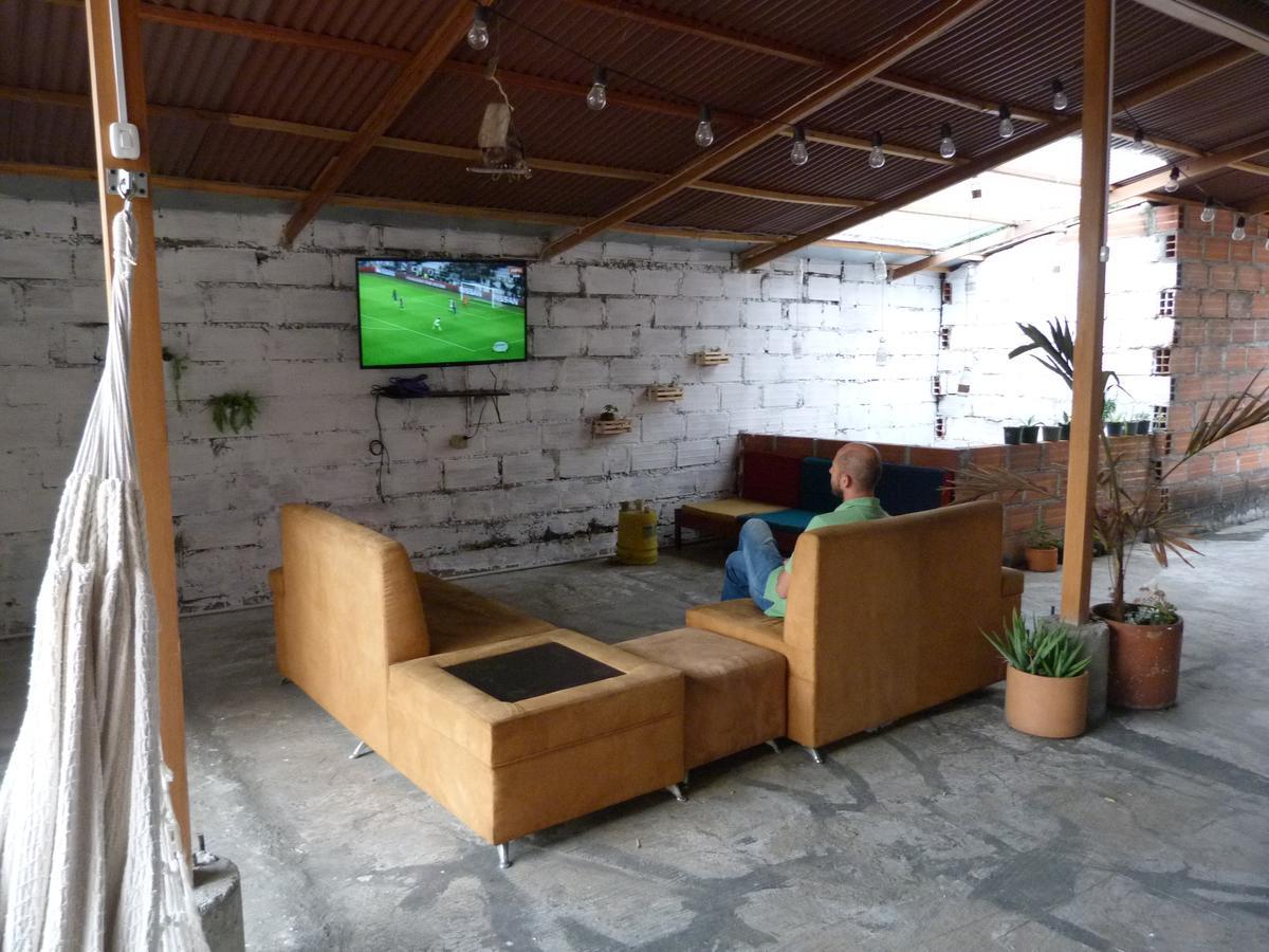 El Descanso Donde Sara Hostel Меделин Екстериор снимка