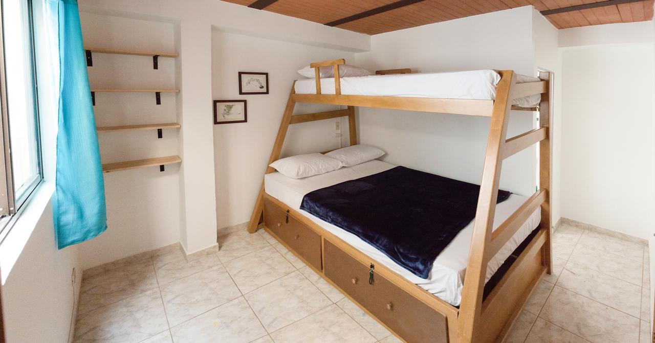 El Descanso Donde Sara Hostel Меделин Екстериор снимка
