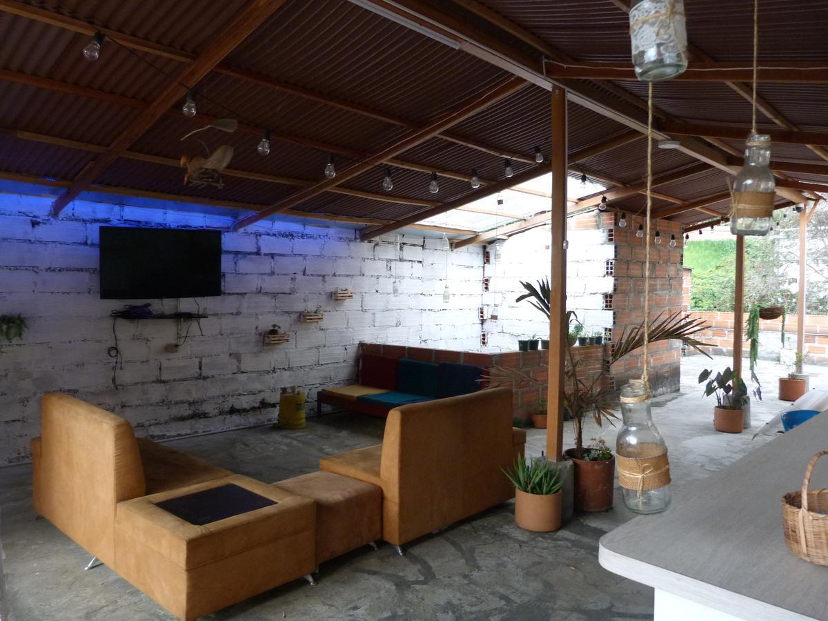 El Descanso Donde Sara Hostel Меделин Екстериор снимка