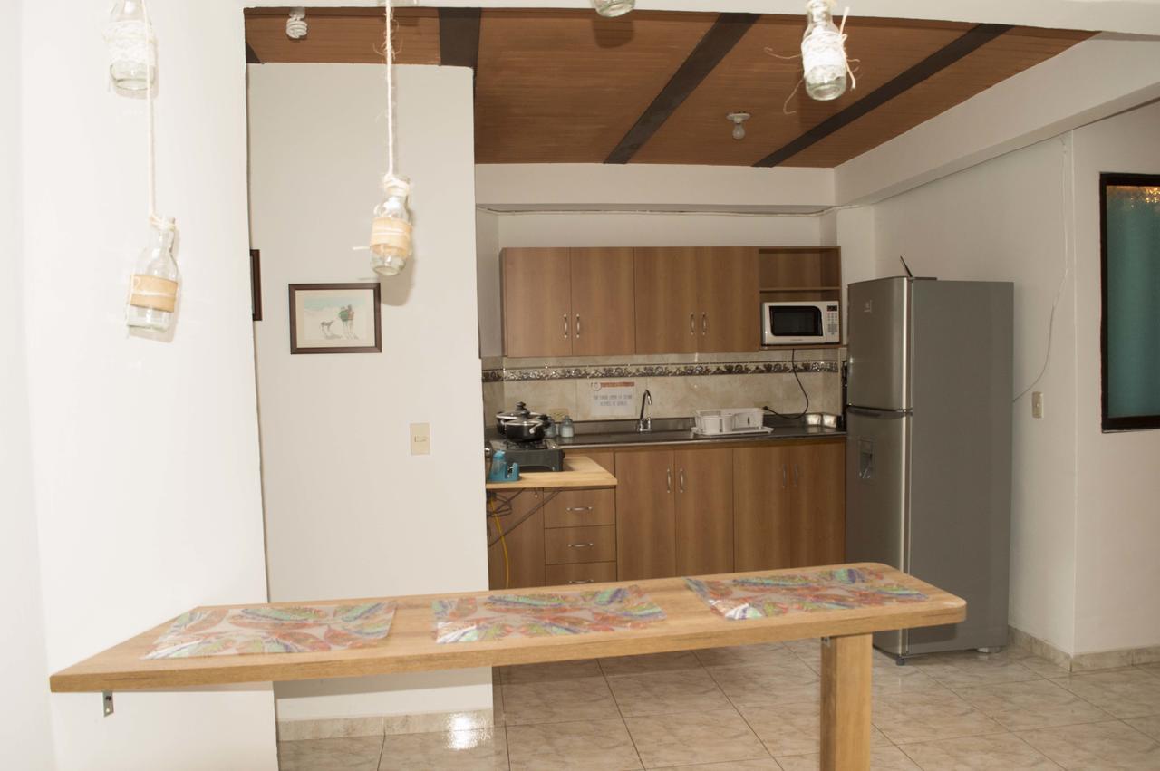 El Descanso Donde Sara Hostel Меделин Екстериор снимка